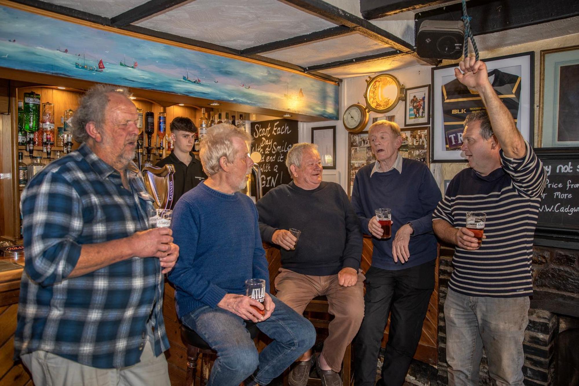 Cadgwith Cove Inn Buitenkant foto